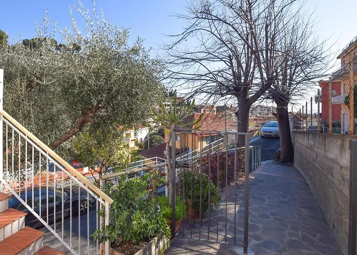 Апартаменти Gorgeous In With Wifi Алассіо